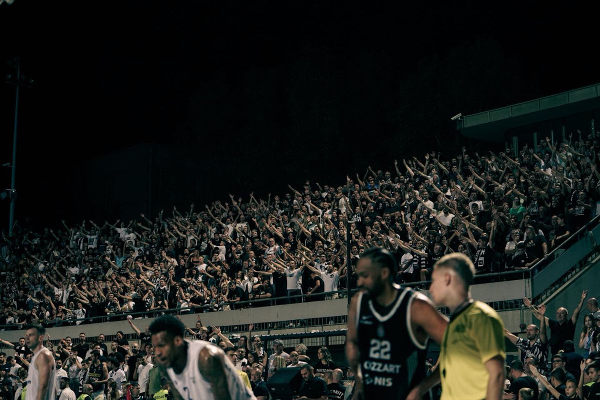 Fanii lui Partizan Belgrad nu se dezmint: torțe și atmosferă incredibilă în timpul unui meci disputat în aer liber, pe Stadionul Tasmajdan