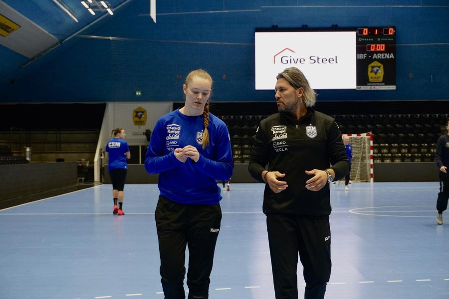 Antrenorul CSM-ului, Adrian Vasile (dreapta). Foto: Facebook CSM București are derby în Liga Campionilor cu Ferencvaros Budapesta