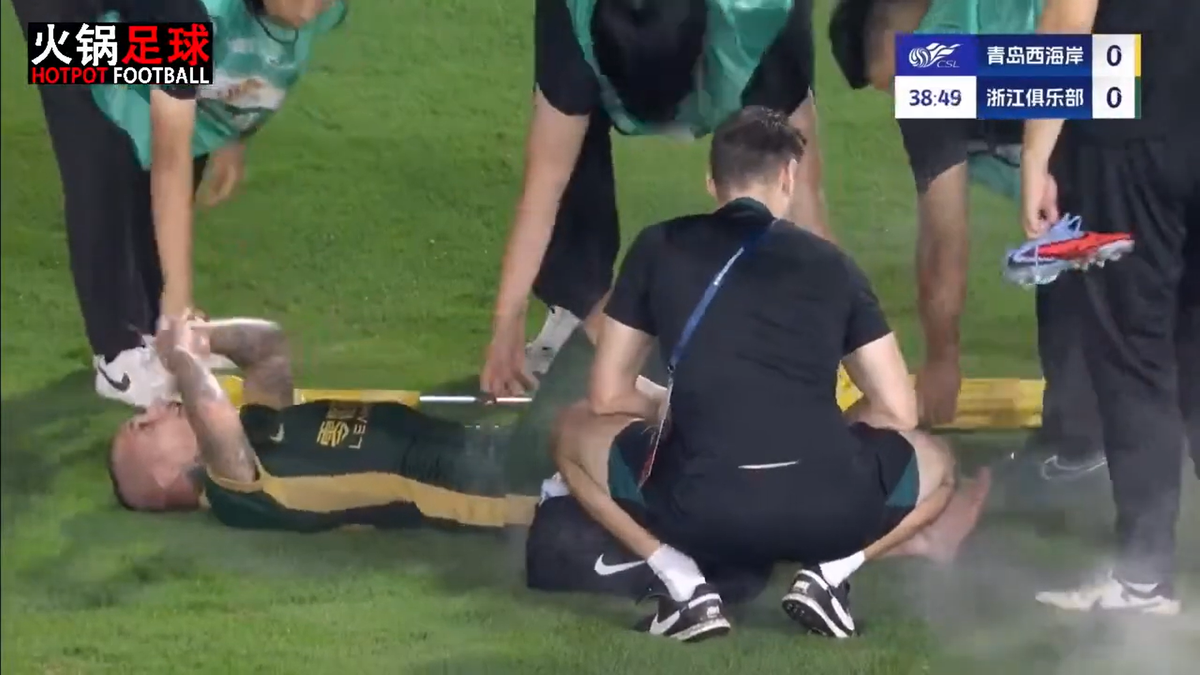 Alexandru Mitriță s-a accidentat în China: a urlat pe teren, și-a pus mâinile în cap și a ieșit cu targa