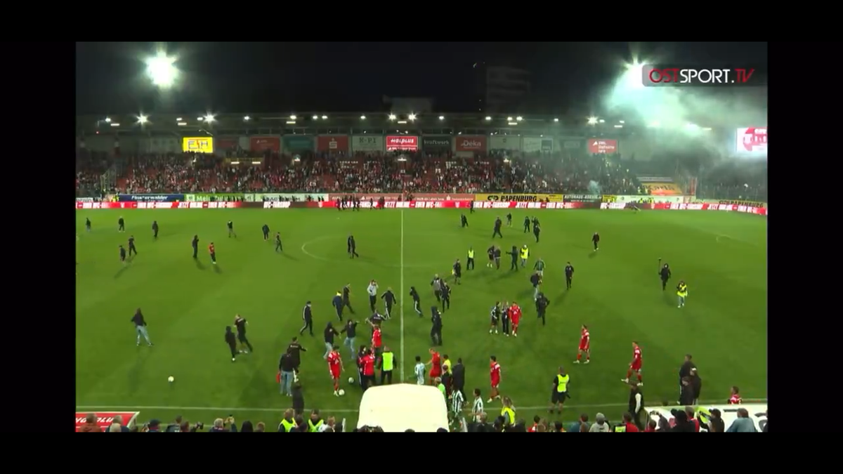 Haos la derby-ul din Germania » Ultrașii i-au atacat pe fotbaliști, poliția a intervenit și a urmat o bătaie generală