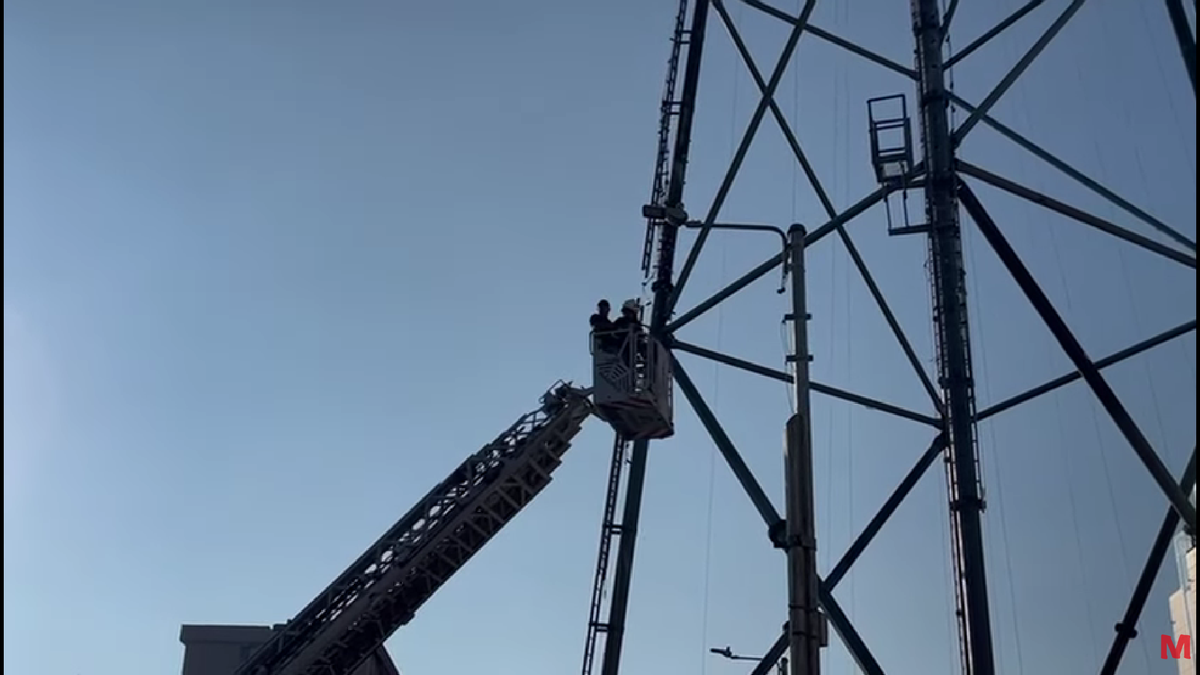 Bărbatul a fost convins de negociatori să coboare de pe nocturna stadionului din Liga 2 după 6 ore!