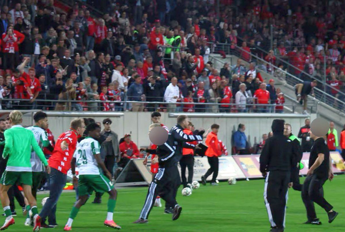 Haos la derby-ul din Germania » Ultrașii i-au atacat pe fotbaliști, poliția a intervenit și a urmat o bătaie generală