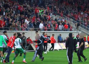 Haos la derby-ul din Germania » Ultrașii i-au atacat pe fotbaliști, poliția a intervenit și a urmat o bătaie generală