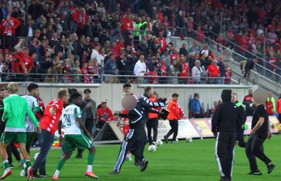 Haos la derby-ul din Germania » Ultrașii i-au atacat pe fotbaliști, poliția a intervenit și a urmat o bătaie generală