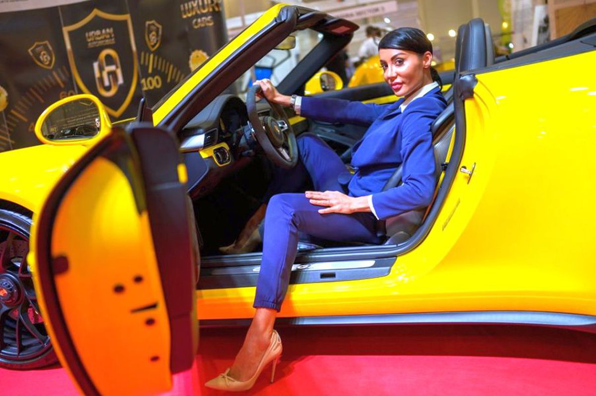 EXCLUSIV / VIDEO McLaren-ul lui Alibec, analizat la Salonul Auto București: „Dacă se duce zi de zi la antrenament cu el, are nevoie de maseuză”
