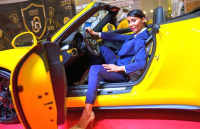 EXCLUSIV / VIDEO McLaren-ul lui Alibec, analizat la Salonul Auto București: „Dacă se duce zi de zi la antrenament cu el, are nevoie de maseuză”