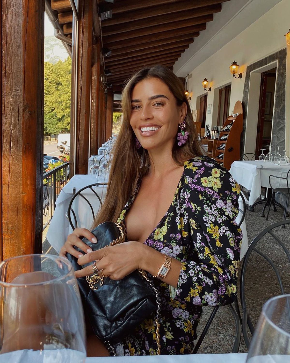 A pozat topless pe plajă » Iubita jucătorului din Premier League face ravagii pe internet