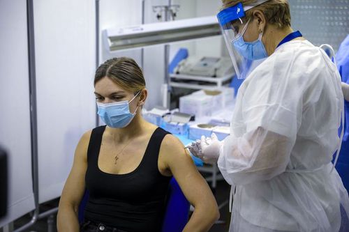 Fostul lider mondial s-a vaccinat deja cu primele două doze / Sursă foto: Facebook Simona Halep