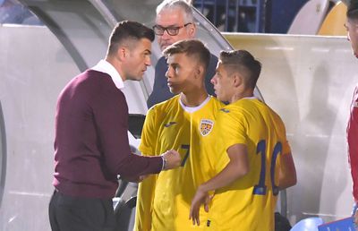 Haos în avionul României U21: „Înjurături rasiste între jucători” » Reacția lui Florin Bratu