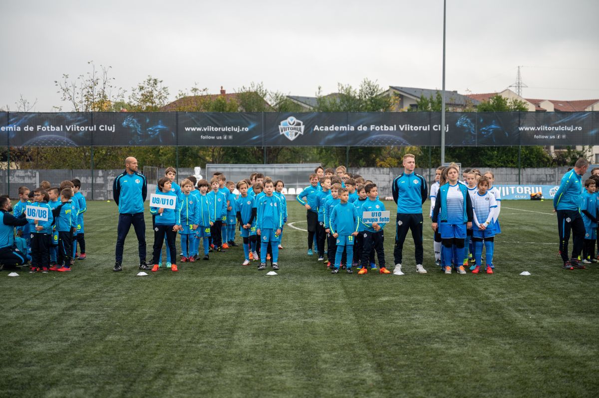 Fratele Regelui Charles, Prințul Edward, în vizită la Academia Viitorul Cluj » A discutat cu juniorii și s-a băgat la penalty-uri