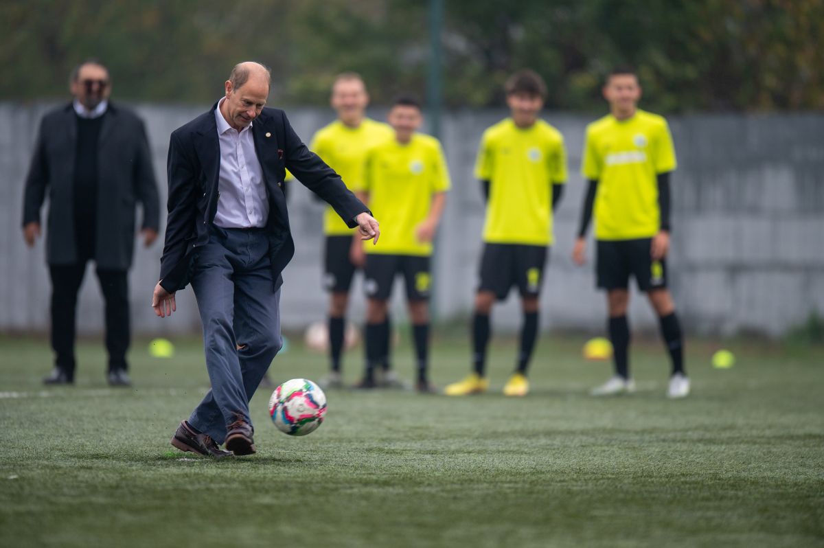 Fratele Regelui Charles, Prințul Edward, în vizită la Academia Viitorul Cluj » A discutat cu juniorii și s-a băgat la penalty-uri