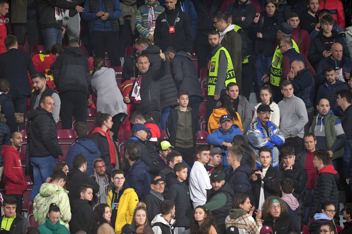 Imaginea serii după CFR Cluj - Slavia Praga » Bătuți a doua oară de campioană, cehii au îngenuncheat la finalul meciului