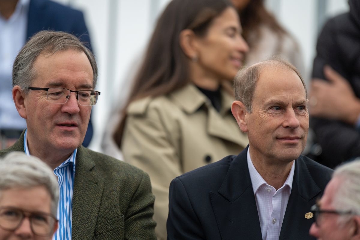 Fratele Regelui Charles, Prințul Edward, în vizită la Academia Viitorul Cluj » A discutat cu juniorii și s-a băgat la penalty-uri