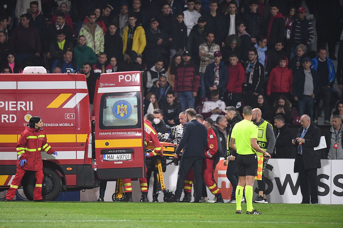 Imagini care vă pot afecta emoțional » CFR Cluj - Slavia, întrerupt 15 minute, după ce unui spectator i s-a făcut rău