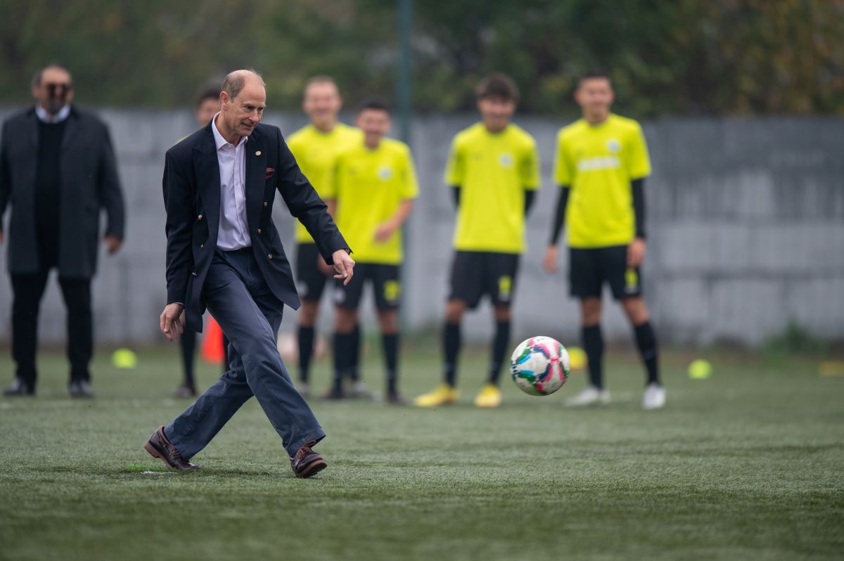 Fratele Regelui Charles, Prințul Edward, în vizită la Academia Viitorul Cluj » A discutat cu juniorii și s-a băgat la penalty-uri