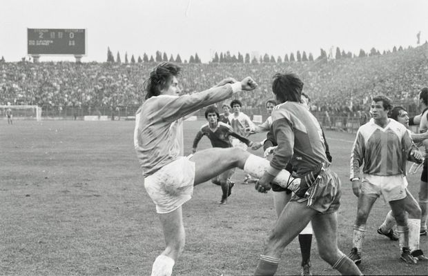 35 de ani de la cafteala istorică din Steaua - Victoria! Ziua în care Lăcătuș, Pițurcă, Iovan, Bumbescu s-au bătut ca-n filme cu Vaișcovici, Augustin și Balaur după un gest al lui Hagi. „El venise să calmeze spiritele și a încasat-o degeaba”