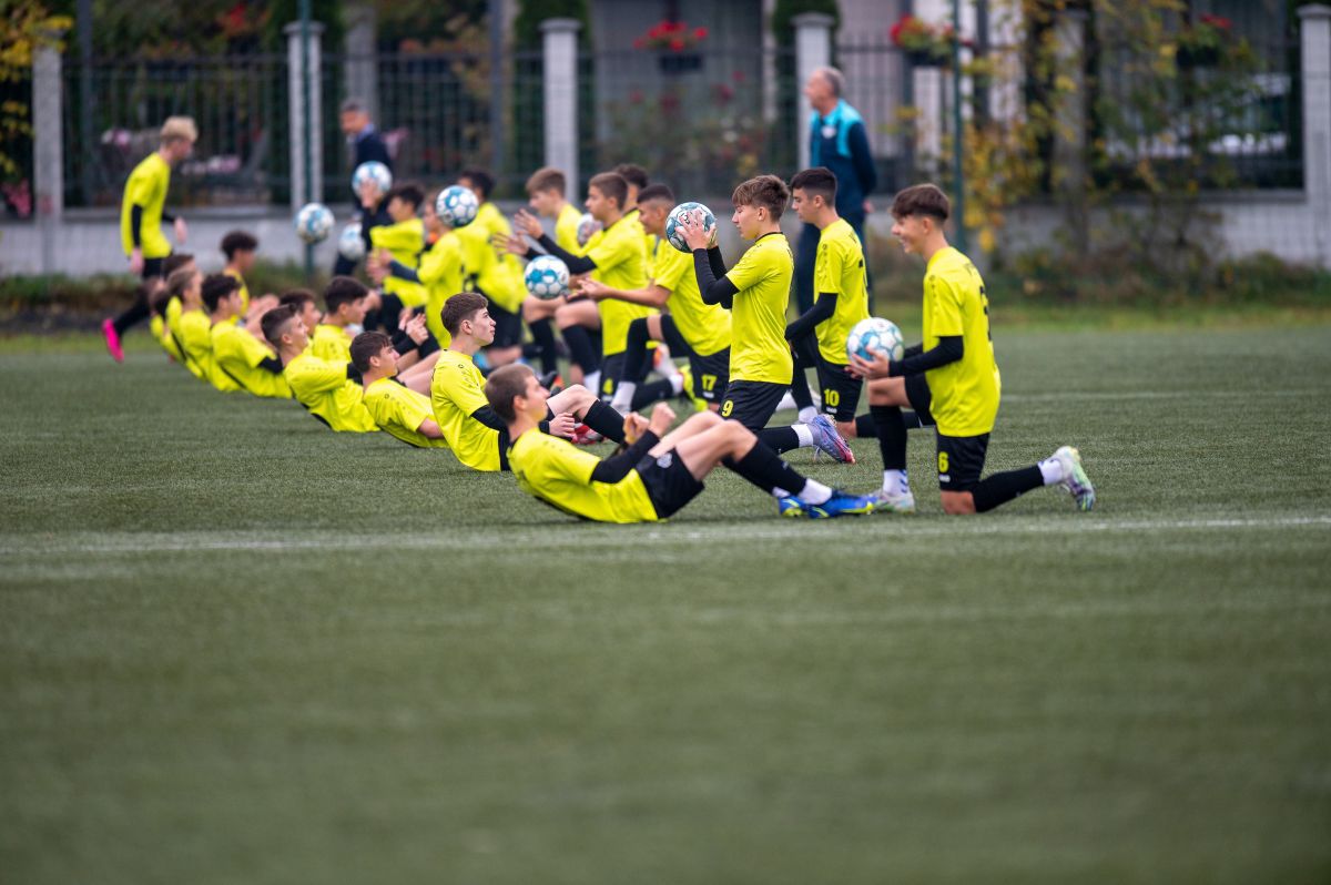 Fratele Regelui Charles, Prințul Edward, în vizită la Academia Viitorul Cluj » A discutat cu juniorii și s-a băgat la penalty-uri