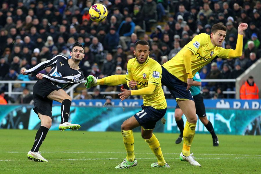 Florin Gardoș a fost coechipier cu Ryan Bertrand la Southampton (ambii în galben, într-un duel cu Newcastle din 2015) / Sursă foto: Guliver/Getty Images „Bă, ce sărăcie e la voi în România!” » Un fotbalist din Premier League i s-a destăinuit fostului internațional român