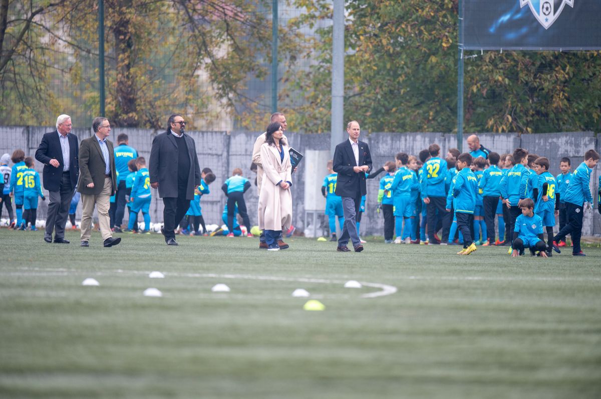 Fratele Regelui Charles, Prințul Edward, în vizită la Academia Viitorul Cluj » A discutat cu juniorii și s-a băgat la penalty-uri