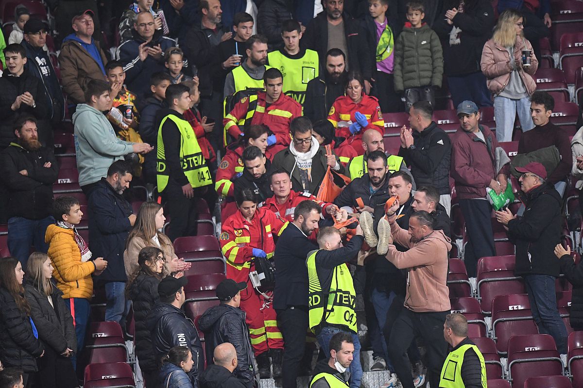 Imagini care vă pot afecta emoțional » CFR Cluj - Slavia, întrerupt 15 minute, după ce unui spectator i s-a făcut rău