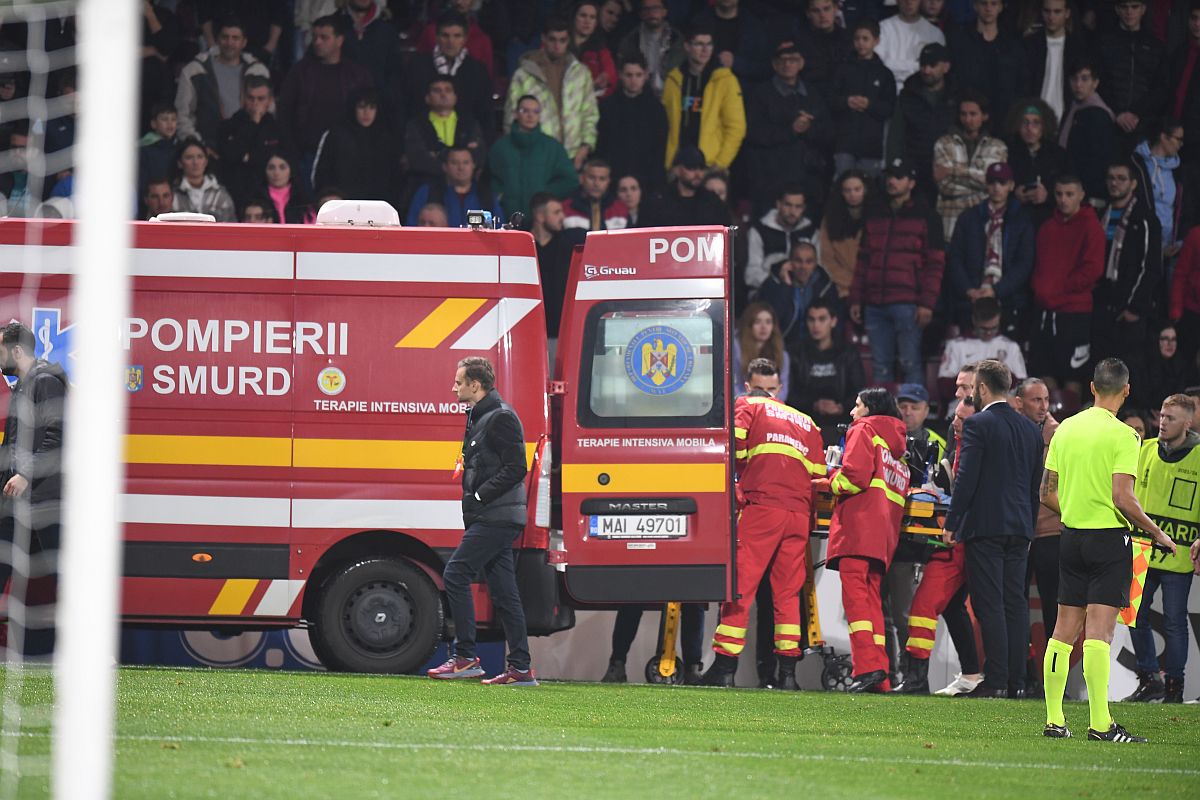 Imagini care vă pot afecta emoțional » CFR Cluj - Slavia, întrerupt 15 minute, după ce unui spectator i s-a făcut rău