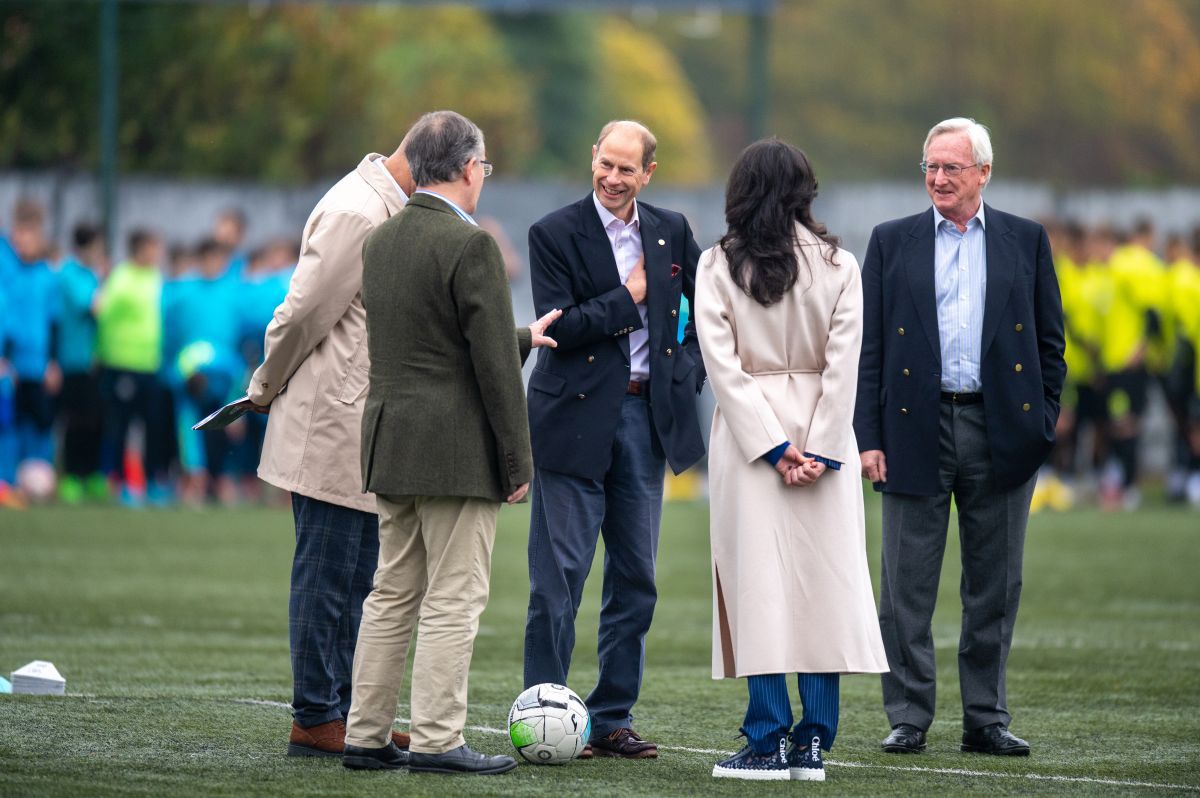 Fratele Regelui Charles, Prințul Edward, în vizită la Academia Viitorul Cluj » A discutat cu juniorii și s-a băgat la penalty-uri