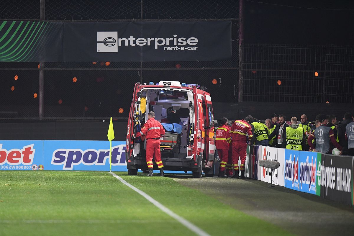 Imagini care vă pot afecta emoțional » CFR Cluj - Slavia, întrerupt 15 minute, după ce unui spectator i s-a făcut rău