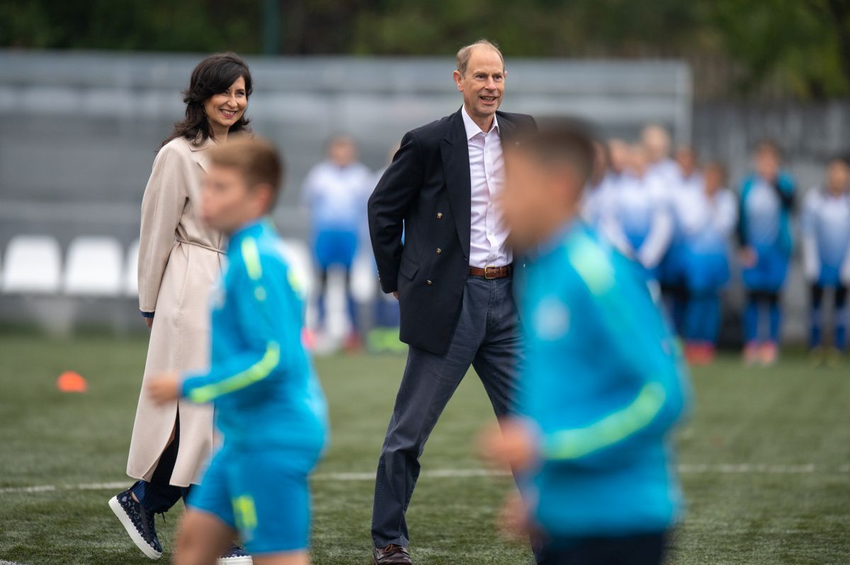 Fratele Regelui Charles, Prințul Edward, în vizită la Academia Viitorul Cluj » A discutat cu juniorii și s-a băgat la penalty-uri