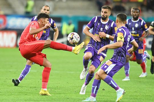 Alin Dobrosavlevici încearcă să-l blocheze pe Florinel Coman în FCSB - FC Argeș // foto: Imago Images