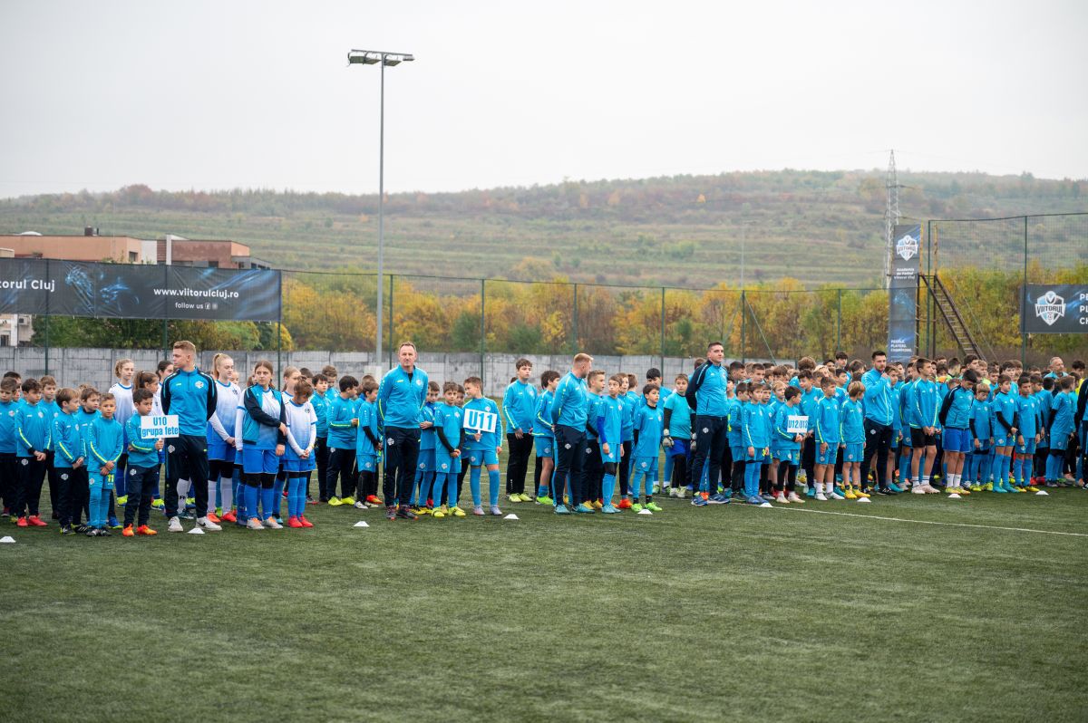 Fratele Regelui Charles, Prințul Edward, în vizită la Academia Viitorul Cluj » A discutat cu juniorii și s-a băgat la penalty-uri