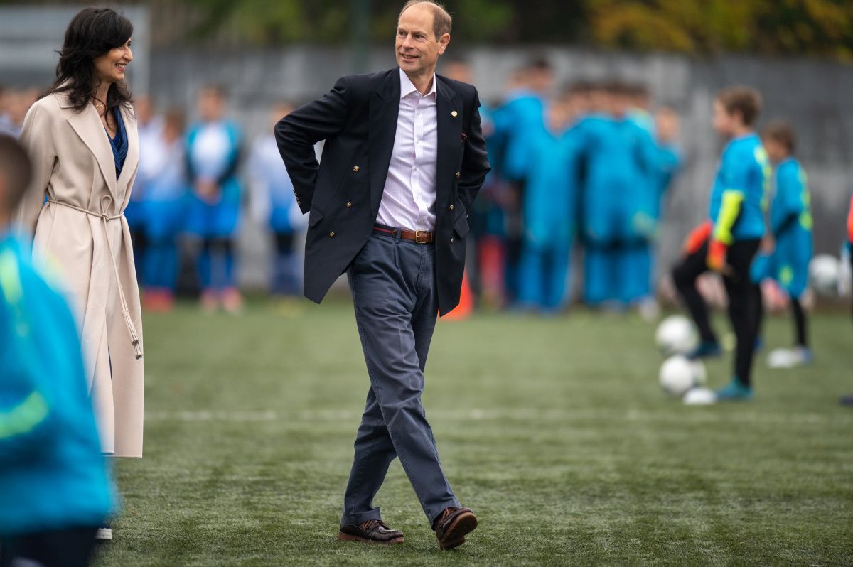 Fratele Regelui Charles, Prințul Edward, în vizită la Academia Viitorul Cluj » A discutat cu juniorii și s-a băgat la penalty-uri