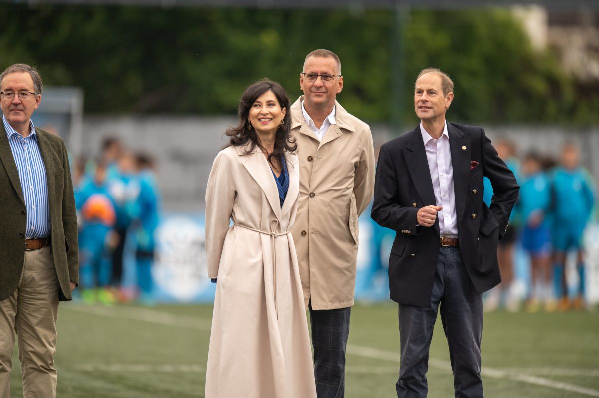 Fratele Regelui Charles, Prințul Edward, în vizită la Academia Viitorul Cluj » A discutat cu juniorii și s-a băgat la penalty-uri