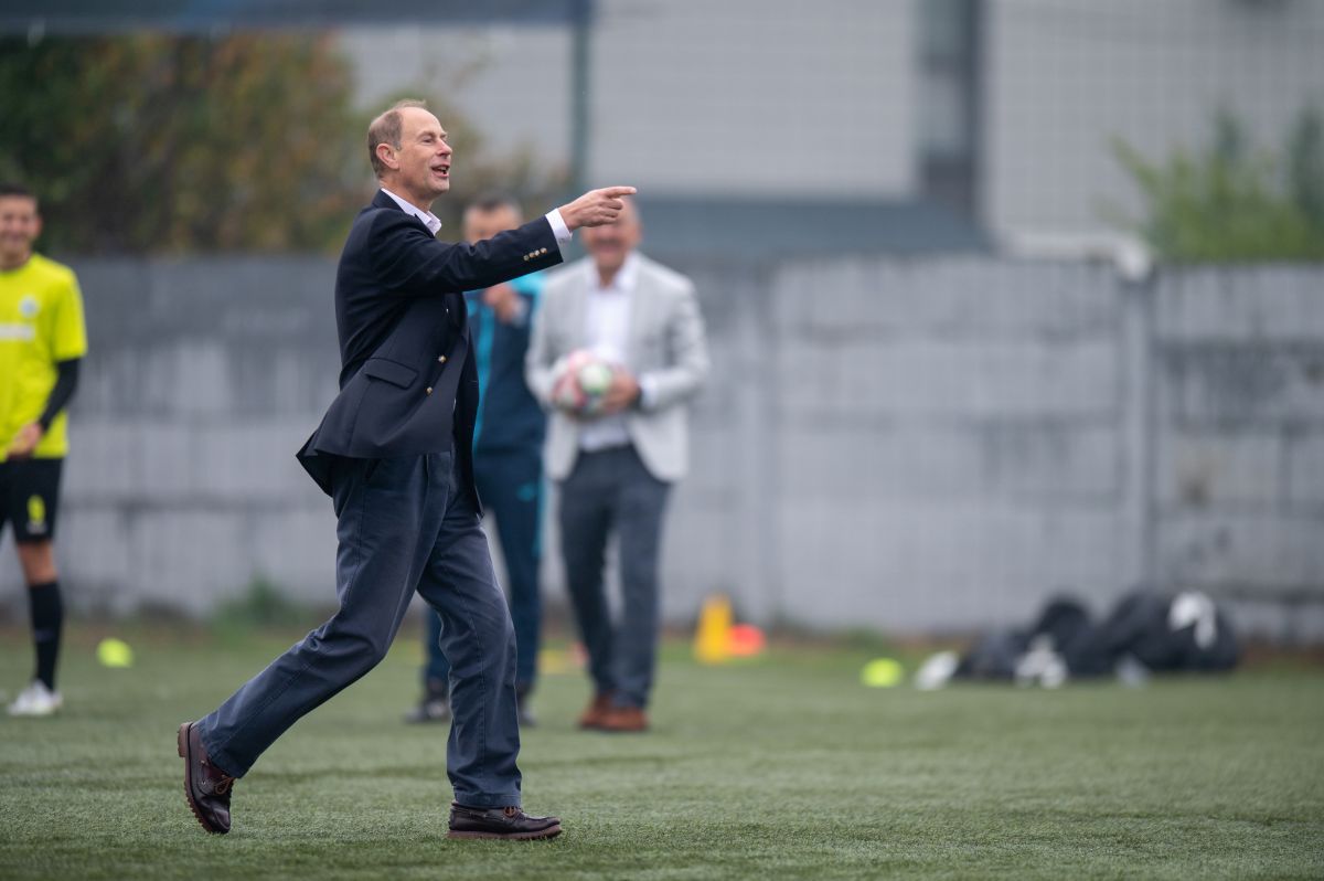 Fratele Regelui Charles, Prințul Edward, în vizită la Academia Viitorul Cluj » A discutat cu juniorii și s-a băgat la penalty-uri