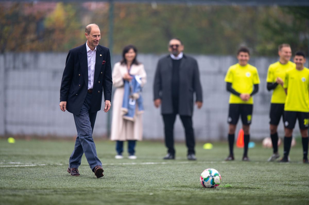 Fratele Regelui Charles, Prințul Edward, în vizită la Academia Viitorul Cluj » A discutat cu juniorii și s-a băgat la penalty-uri