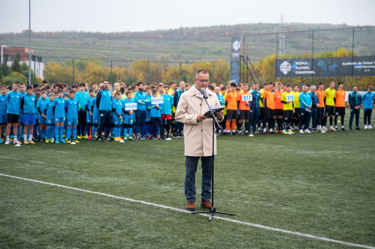 Fratele Regelui Charles, Prințul Edward, în vizită la Academia Viitorul Cluj » A discutat cu juniorii și s-a băgat la penalty-uri