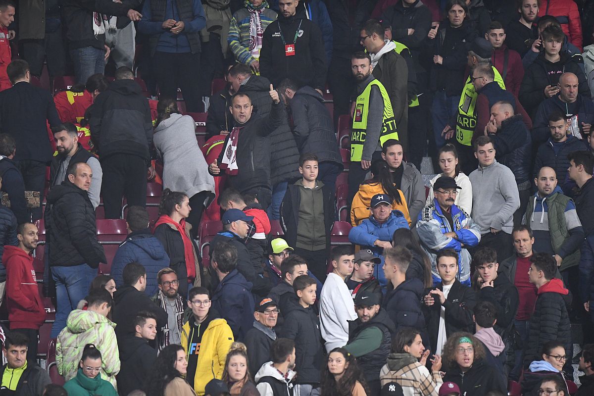 Imagini care vă pot afecta emoțional » CFR Cluj - Slavia, întrerupt 15 minute, după ce unui spectator i s-a făcut rău