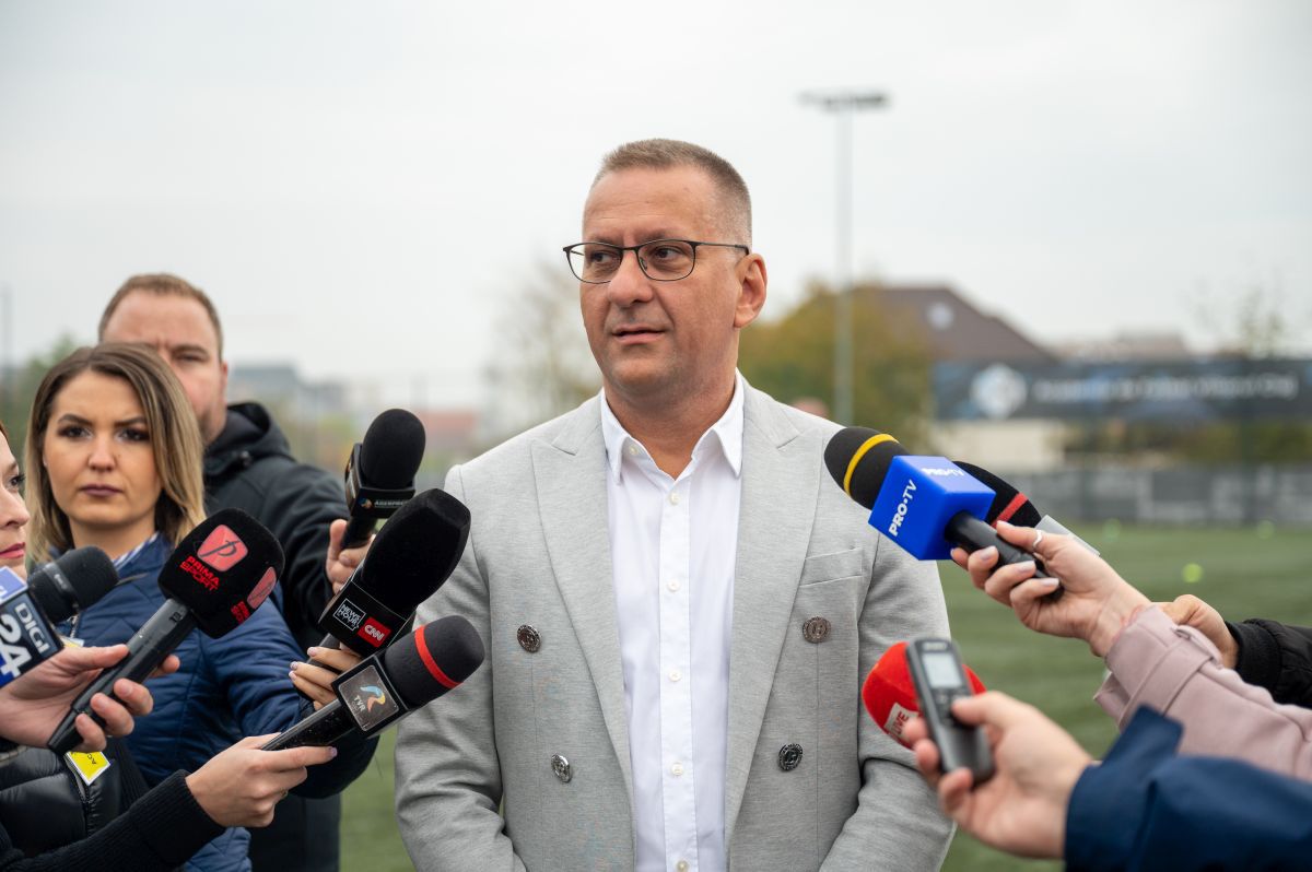 Fratele Regelui Charles, Prințul Edward, în vizită la Academia Viitorul Cluj » A discutat cu juniorii și s-a băgat la penalty-uri