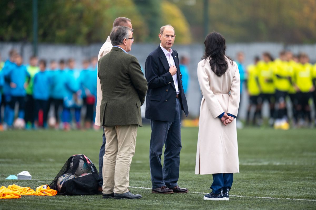 Fratele Regelui Charles, Prințul Edward, în vizită la Academia Viitorul Cluj » A discutat cu juniorii și s-a băgat la penalty-uri