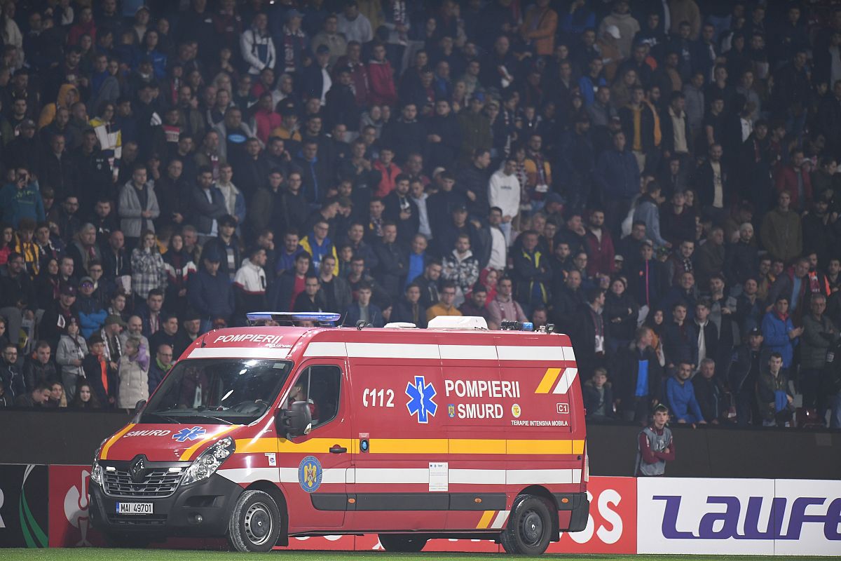 Imagini care vă pot afecta emoțional » CFR Cluj - Slavia, întrerupt 15 minute, după ce unui spectator i s-a făcut rău
