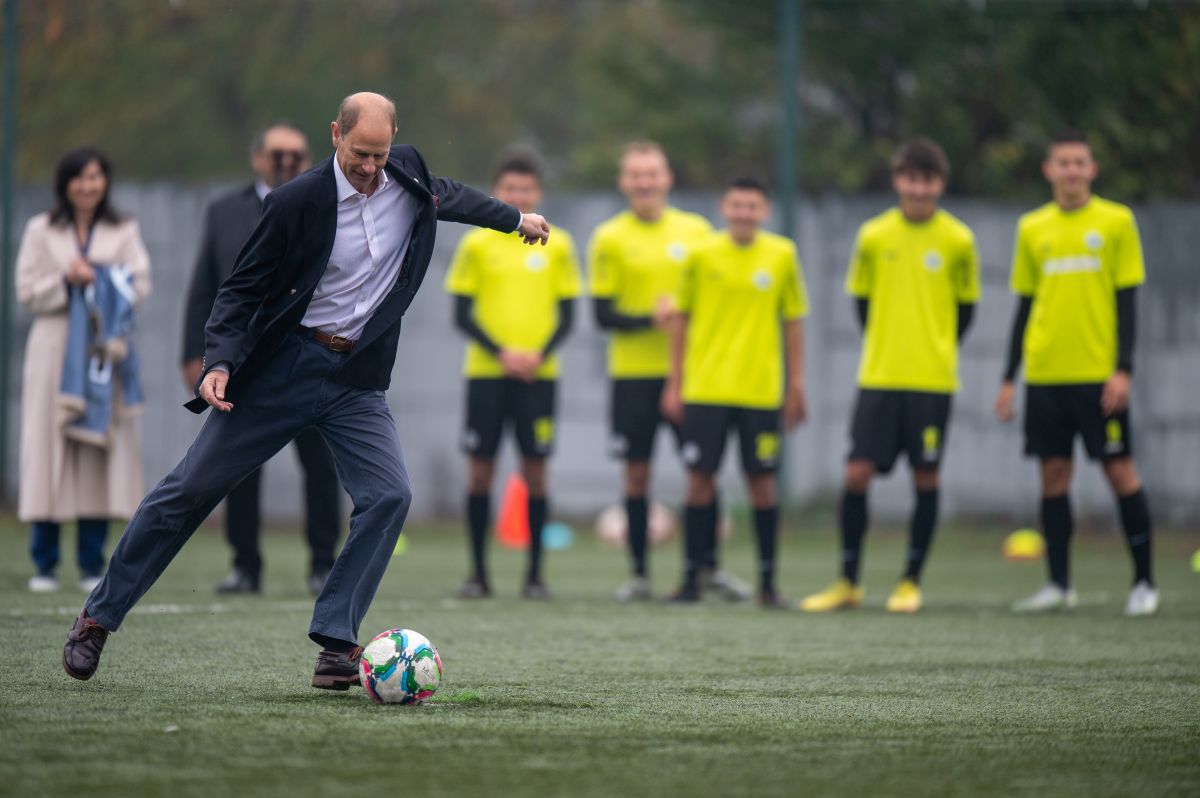Fratele Regelui Charles, Prințul Edward, în vizită la Academia Viitorul Cluj » A discutat cu juniorii și s-a băgat la penalty-uri