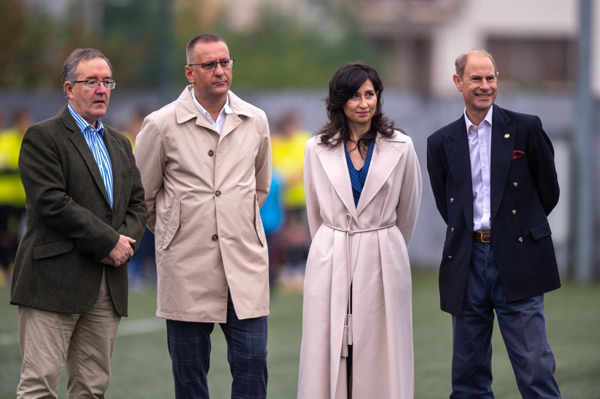 Fratele Regelui Charles, Prințul Edward, în vizită la Academia Viitorul Cluj » A discutat cu juniorii și s-a băgat la penalty-uri