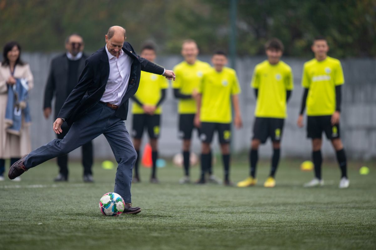 Fratele Regelui Charles, Prințul Edward, în vizită la Academia Viitorul Cluj » A discutat cu juniorii și s-a băgat la penalty-uri
