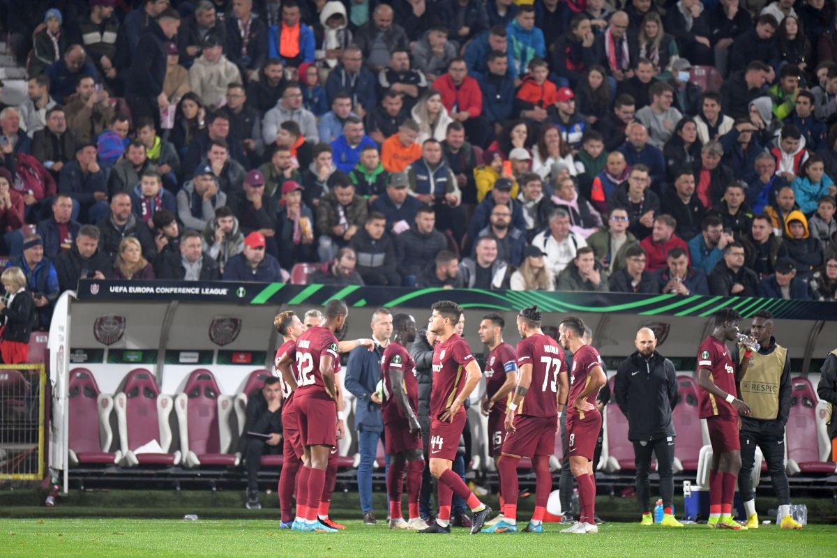 Imaginea serii după CFR Cluj - Slavia Praga » Bătuți a doua oară de campioană, cehii au îngenuncheat la finalul meciului