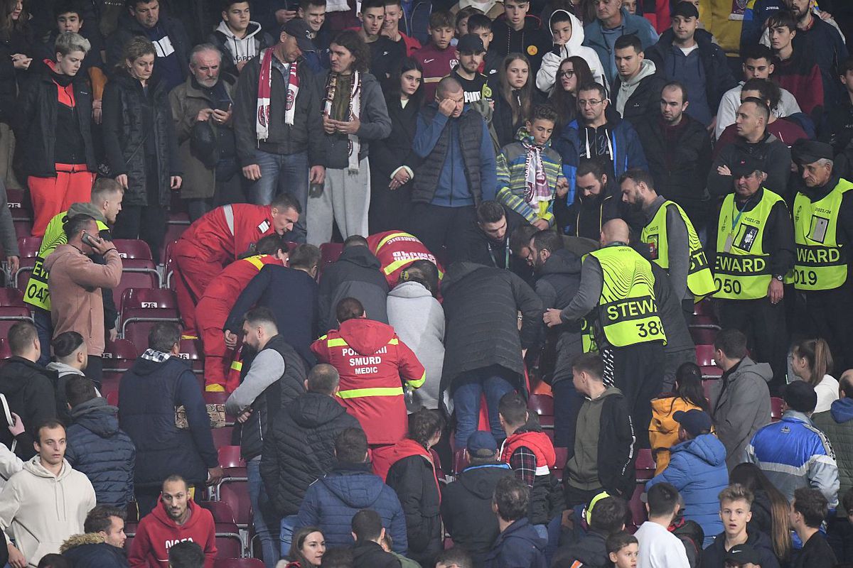 Imagini care vă pot afecta emoțional » CFR Cluj - Slavia, întrerupt 15 minute, după ce unui spectator i s-a făcut rău