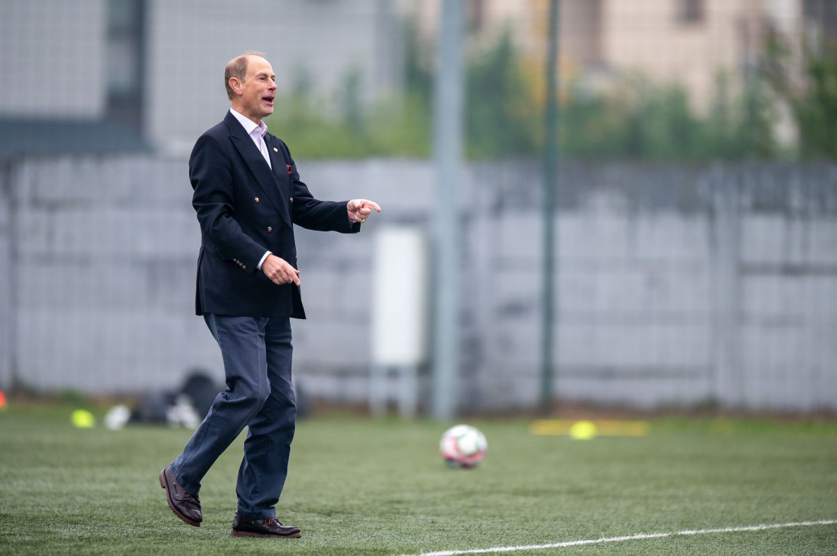 Fratele Regelui Charles, Prințul Edward, în vizită la Academia Viitorul Cluj » A discutat cu juniorii și s-a băgat la penalty-uri