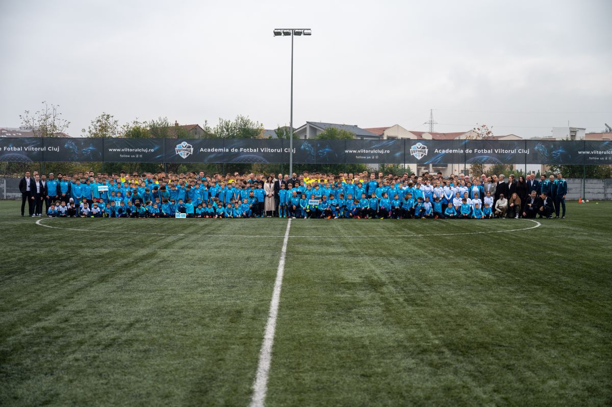 Fratele Regelui Charles, Prințul Edward, în vizită la Academia Viitorul Cluj » A discutat cu juniorii și s-a băgat la penalty-uri