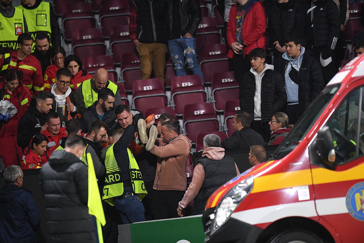 Imagini care vă pot afecta emoțional » CFR Cluj - Slavia, întrerupt 15 minute, după ce unui spectator i s-a făcut rău