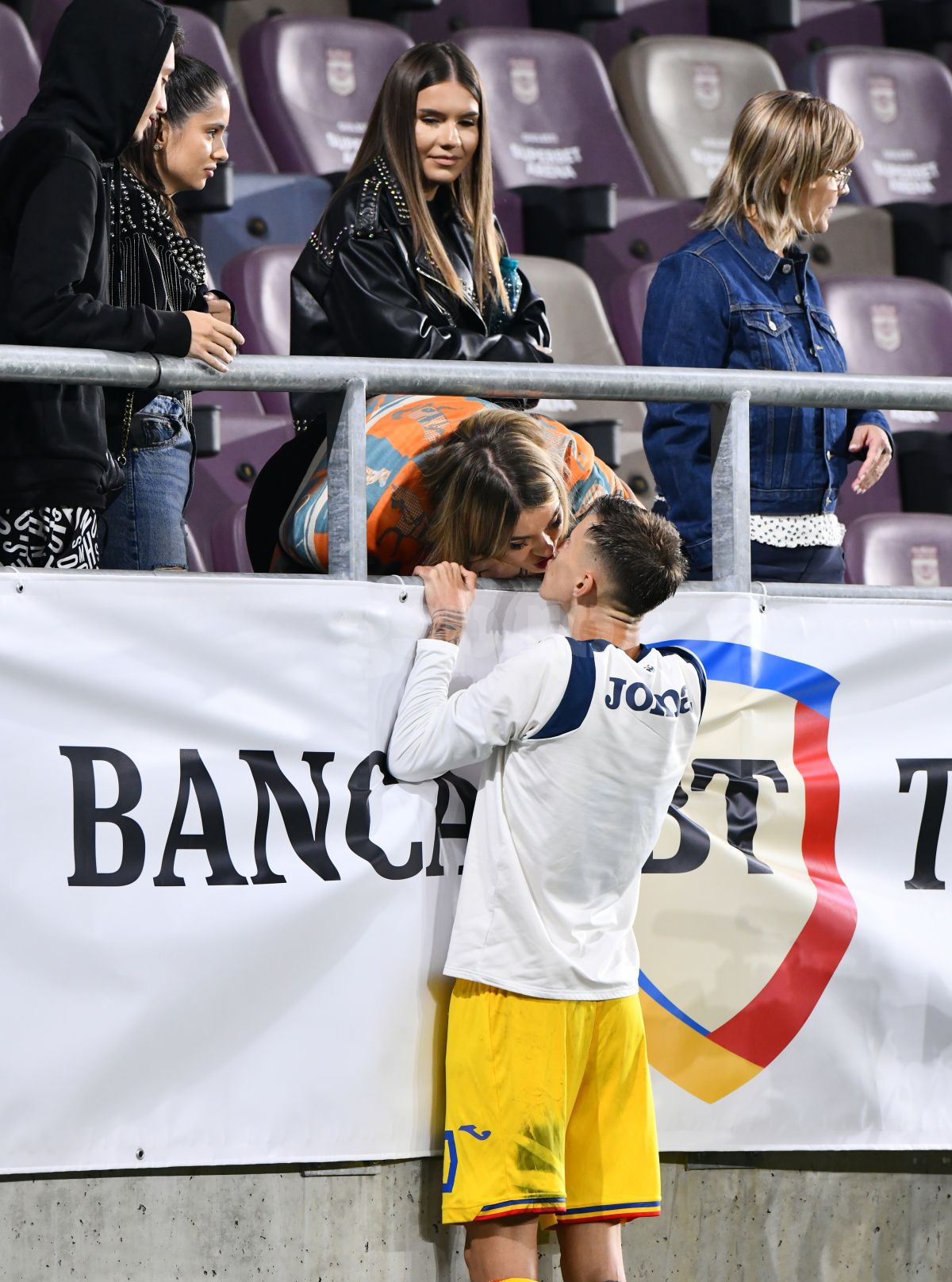 Tavi Popescu, apariție inedită în vacanță » Și-a acoperit corpul de tatuaje + Are un nou look