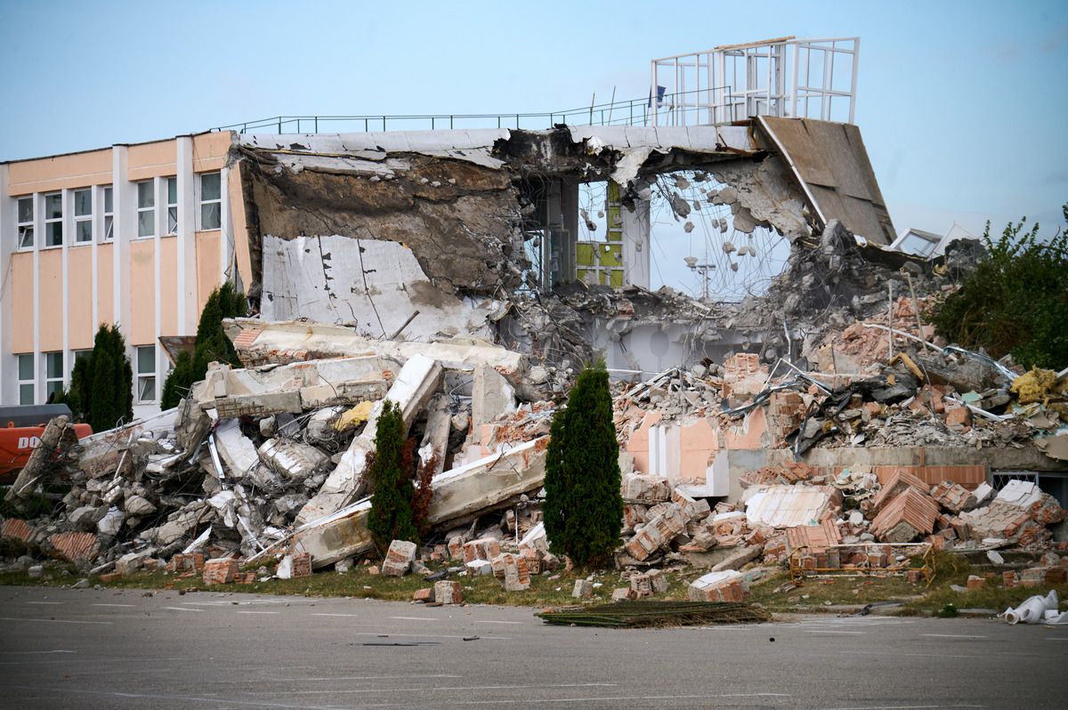 Vizită pe șantierul viitoarei arene de 100 de milioane de euro de la Pitești » Tribunele au fost demolate, urmează să fie pusă la pământ „oficiala”