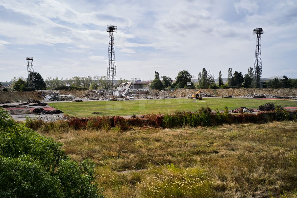 Vizită pe șantierul viitoarei arene de 100 de milioane de euro de la Pitești » Tribunele au fost demolate, urmează să fie pusă la pământ „oficiala”